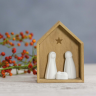 Petite crèche en bois et porcelaine