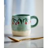 Tasse bleue avec cerise