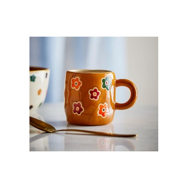 Tasse marron avec des fleurs