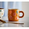 Tasse marron avec des fleurs