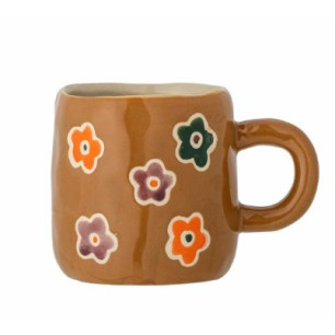 Tasse marron avec des fleurs