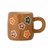 Tasse marron avec des fleurs