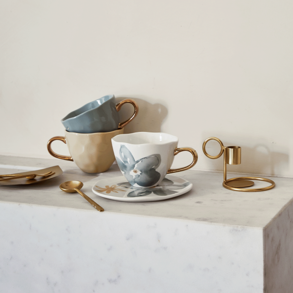 Tasse "Bleue pâle" à anse dorée